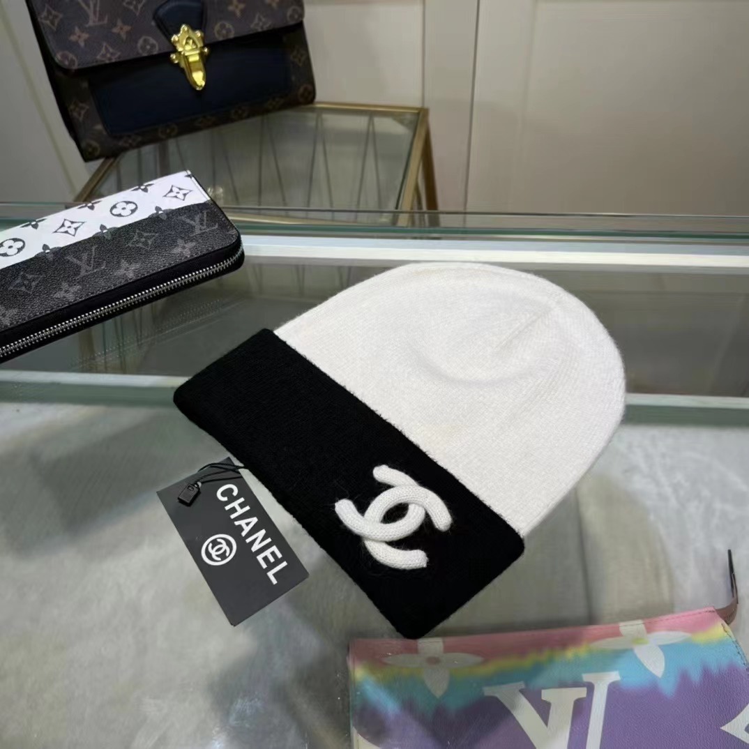 CHANEL Knitted Hat - Image 3